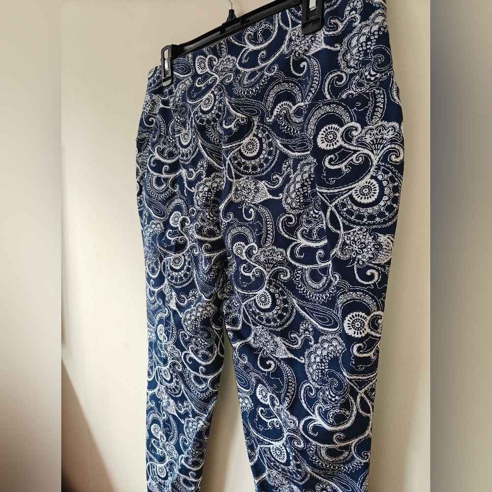 Chico’s Zenergy Size Large 12 Paisley Cropped Leggings Yoga Pants Navy Blue - Picture 3 of 9